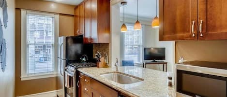 Réfrigérateur, micro-ondes, four, plaque de cuisson