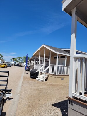 Exterior - Sunflower @ the Oasis – Ehrenberg, AZ. Pet-friendly. Low-ceiling loft area. (Ehrenberg)