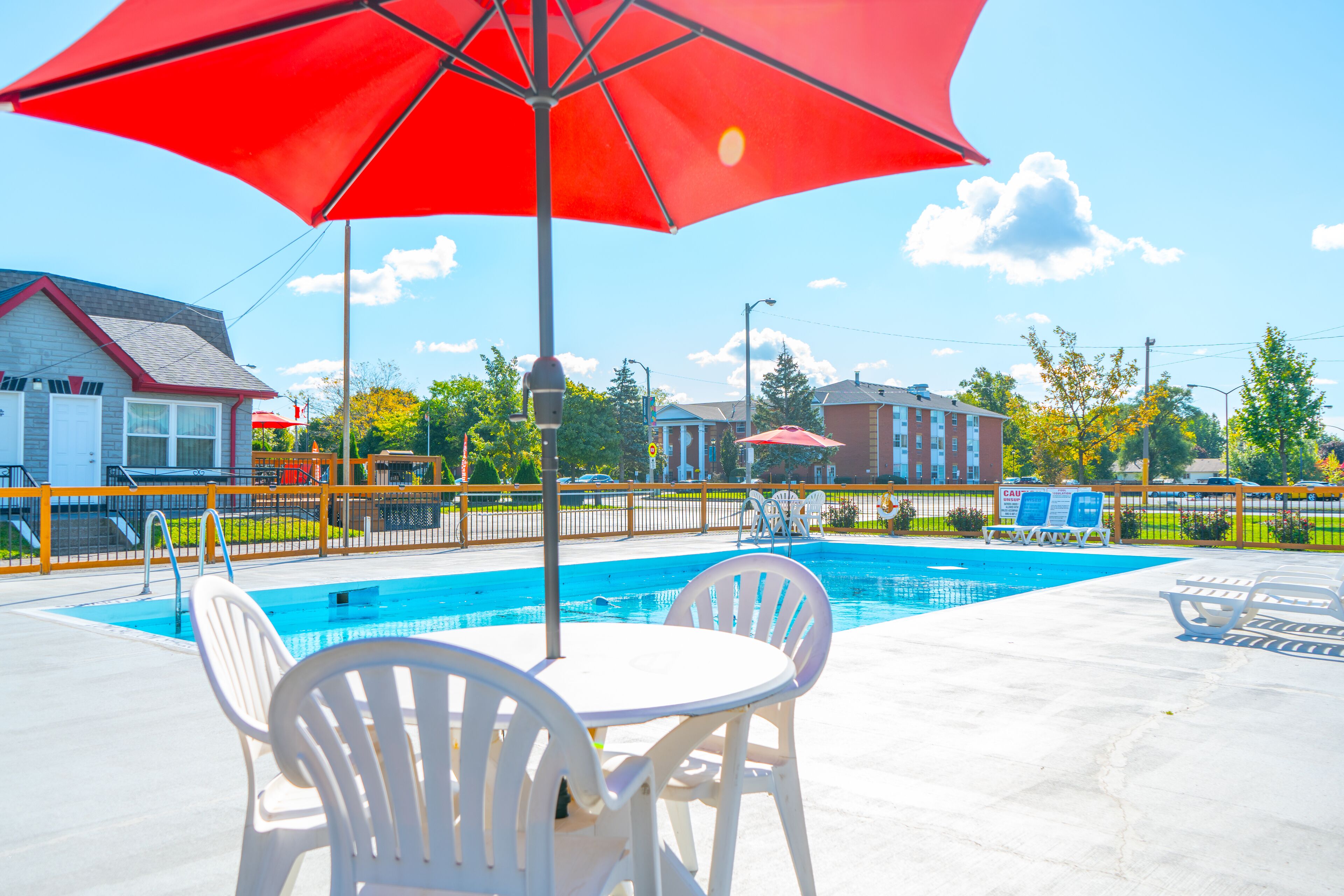 Una piscina al aire libre