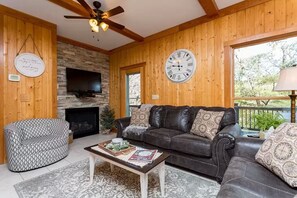 Una televisión, una chimenea, un reproductor de DVD, un futbolín