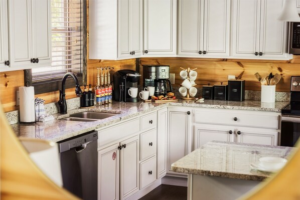 Full-size fridge, microwave, oven, stovetop