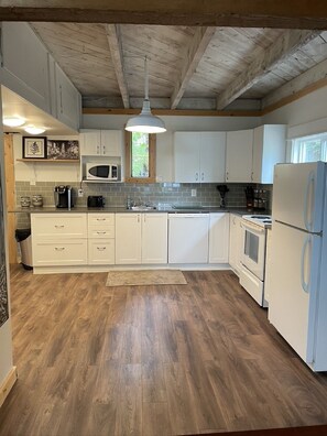 Fridge, microwave, oven, stovetop - Echo Lake Lakefront Cabin in picturesque Qu’Appelle Valley,  (Fort san)