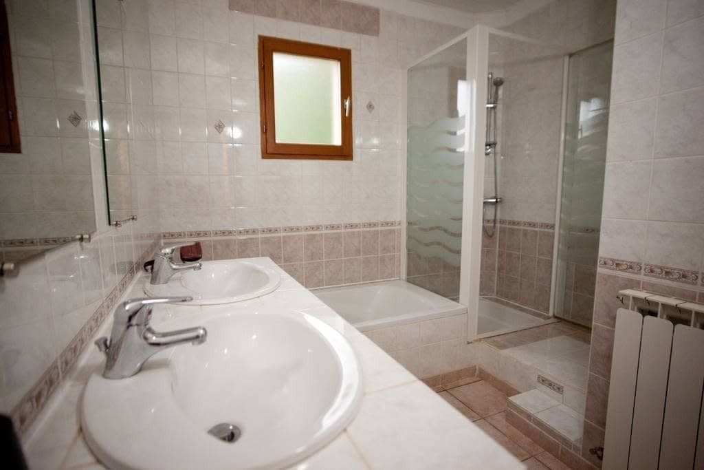 Bathtub, towels
