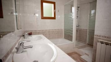 Bathtub, towels