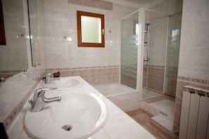 Bathtub, towels