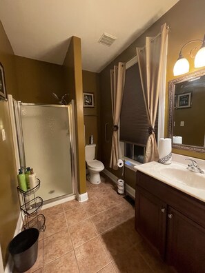 Duschwanne, Whirlpool, Haartrockner, Handtücher