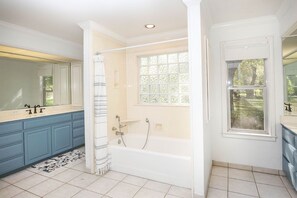 Baignoire, sèche-cheveux, serviettes fournies, savon