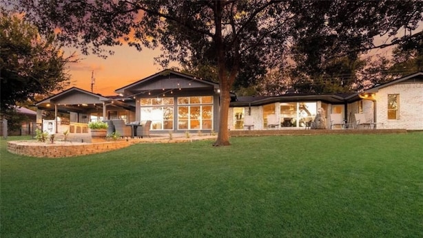 A modern house with a large lawn and a tree in the front yard. - ***THE C5 RIVER HOUSE MINUTES FROM MAGNOLIA AND BAYLOR RIVER *** (China Spring)