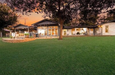 ***THE C5 RIVER HOUSE MINUTES FROM MAGNOLIA AND BAYLOR RIVER ***