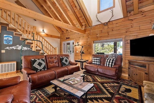 Log cabin with game room by skiing & lake