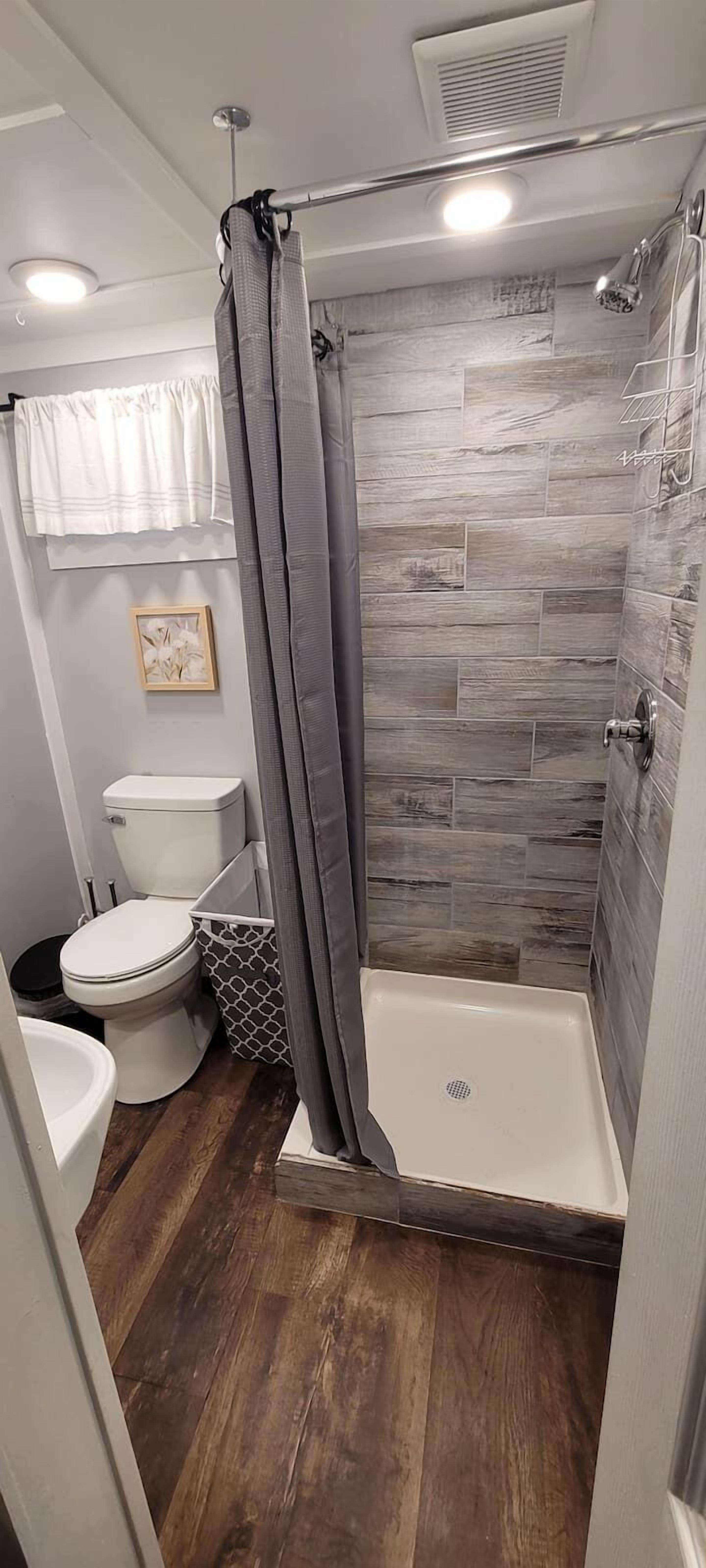 Douche, serviettes fournies, savon, papier toilette