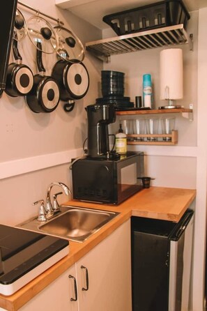 Réfrigérateur, micro-ondes, cafetière/bouilloire, bouilloire électrique