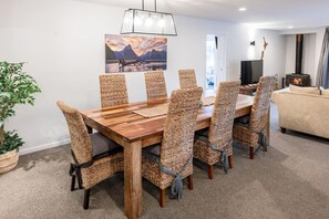 Dining - Magnificent Apartment with Great Views! (Queenstown)