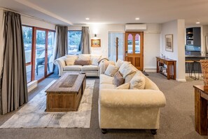 Télévision, cheminée, livres