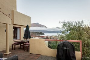Outdoor dining - Magnificent Apartment with Great Views! (Queenstown)