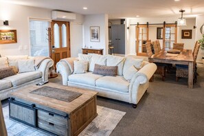 Télévision, cheminée, livres