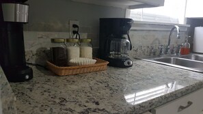 Réfrigérateur, micro-ondes, four, plaque de cuisson