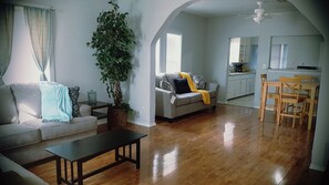 Smart TV - KING BED, 2 HOMES , 2 KITCHENS,  SLEEPS UP TOO 13, 3 MINS FROM STOCKYARDS FORTWORTH! (Fort Worth)