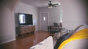 Smart TV - KING BED, 2 HOMES , 2 KITCHENS,  SLEEPS UP TOO 13, 3 MINS FROM STOCKYARDS FORTWORTH! (Fort Worth)