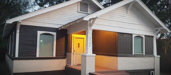 KING BED, 2 HOMES , 2 KITCHENS, SLEEPS UP TOO 13, 3 MINS FROM STOCKYARDS FORTWORTH!