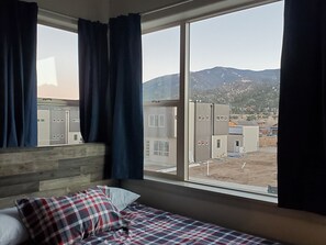 3 habitaciones, tabla de planchar con plancha y cuna de viaje