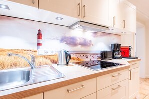 Fridge, microwave, oven, stovetop - House Bötticher Straße Whg.01 (Sylt)