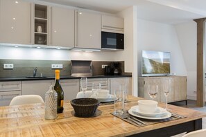 Une cuisine moderne avec un coin repas aménagé pour prendre un repas.