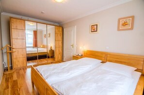 2 Schlafzimmer, Bügeleisen/Bügelbrett, Bettwäsche