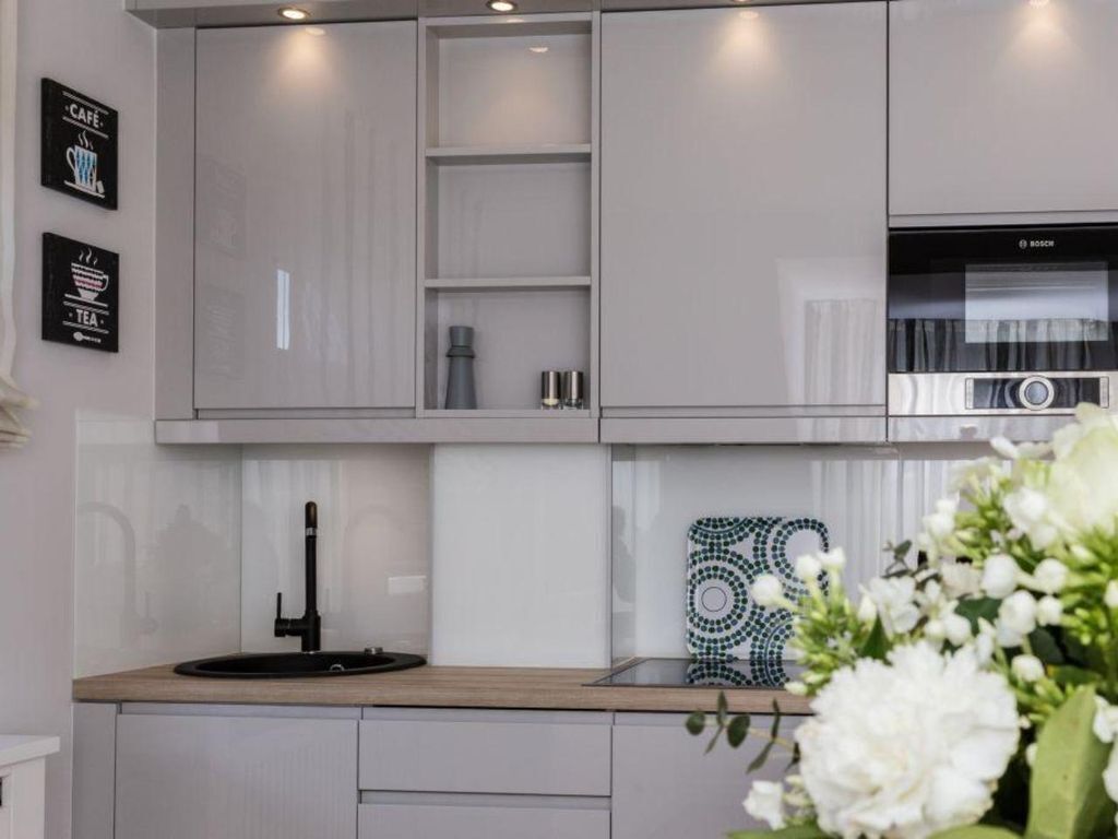 Kühlschrank, Mikrowelle, Herdplatte, Geschirrspüler