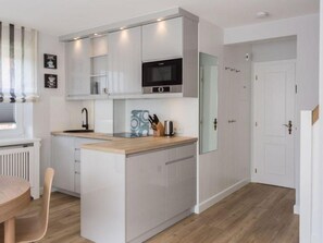 Kjøleskap, mikrobølgeovn, kokeplater og oppvaskmaskin