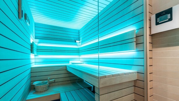 A sauna with wooden benches and a bench with a towel holder. - House Nordmarkgarten, Whg. 5 - House Nordmarkgarten (Sylt)