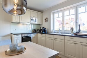 Fridge, microwave, oven, stovetop - House Nordmarkgarten, Whg. 5 - House Nordmarkgarten (Sylt)