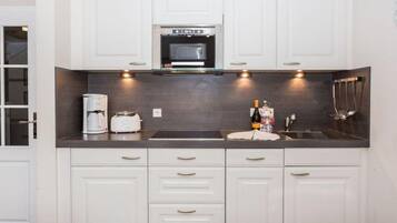 Een koelkast, een microgolfoven, een oven, een kookplaat