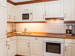 Fridge, microwave, oven, stovetop - Alte Stadtgärtnerei, Whg. 22 - Old city nursery (Sylt)