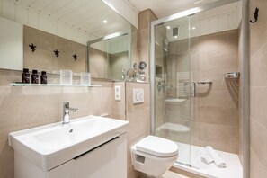 Douche, sèche-cheveux, serviettes fournies