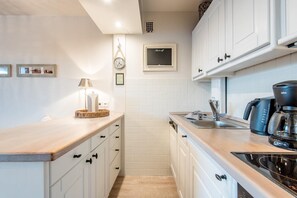 Réfrigérateur, un four, surface de cuisson, lave-vaisselle