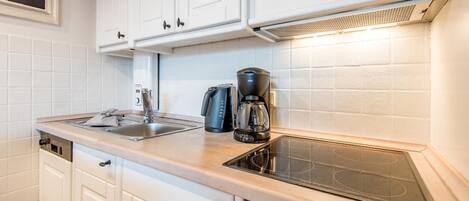 Fridge, oven, stovetop, dishwasher
