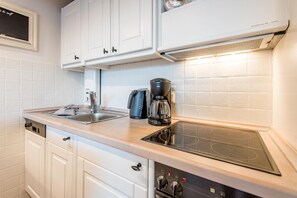 Frigorífico, horno, placa de cocina y lavavajillas