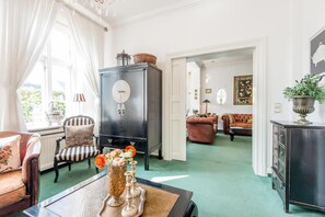 Unclassified image, 4 of 52, button