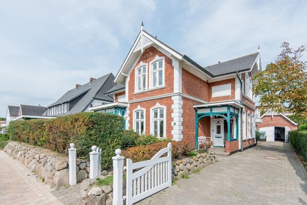 Unclassified image, 1 of 52, button