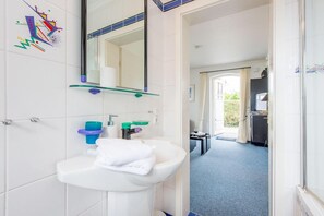 Een douche, een haardroger, handdoeken