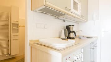 Cafetera/tetera, refrigerador, microondas, horno