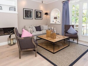 Unclassified image, 2 of 23, button