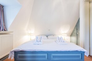 2 slaapkamers, een kluis op de kamer, een strijkplank/strijkijzer, wifi