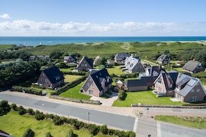 Un quartier résidentiel où les maisons se distinguent par leurs toits pentus et leur construction combinant brique et pierre.