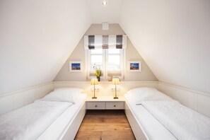 Unclassified image, 4 of 34, button - House Steinmannstraße 77, half of the house A (Sylt)