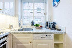 Fridge, oven, stovetop, dishwasher