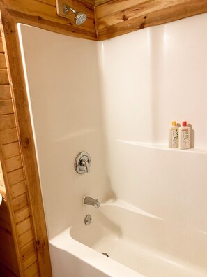 Baignoire, serviettes fournies, shampooing, papier de toilette