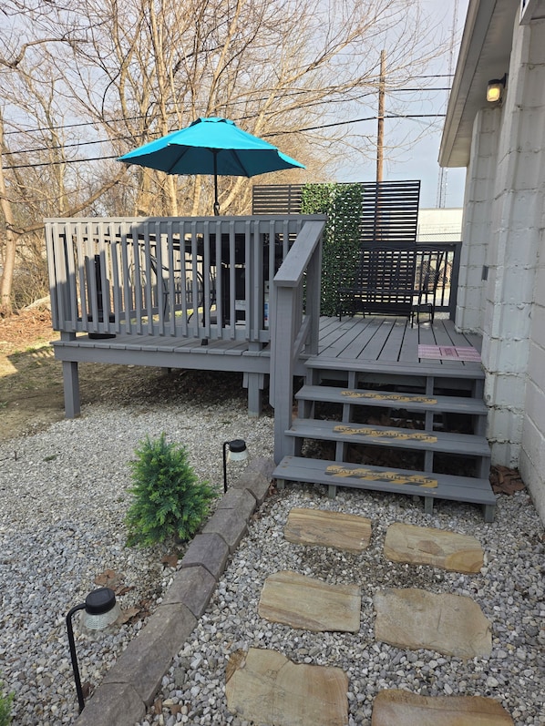 Terrace/patio - Creekside Cottage. Weekly/ Monthly Discounts. Wifi. Private. Great deck! (Mount Vernon)