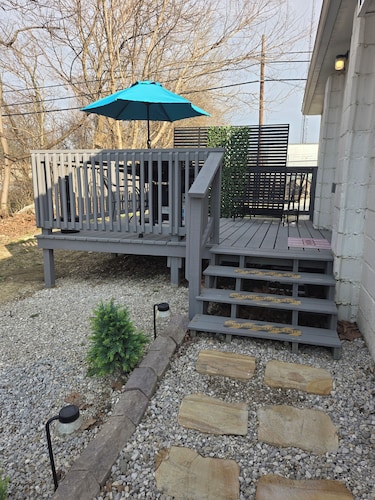 Creekside Cottage. Great deck! Private! 